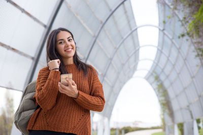 Chica con celular posando